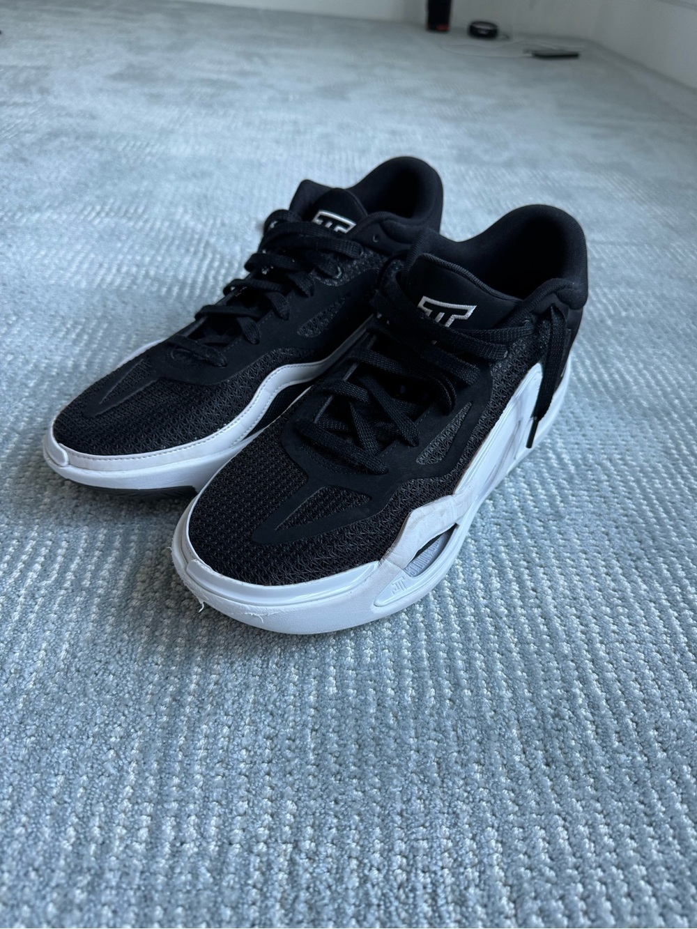Men's Black and White Athletic Trainers
